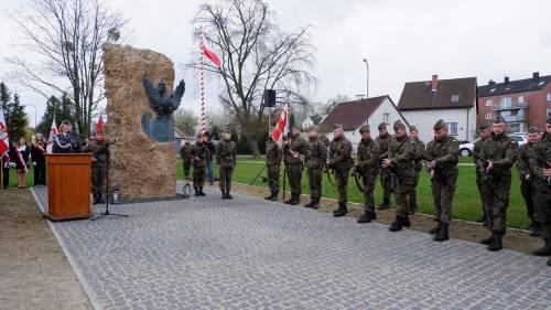Żołnierze i poczty sztandarowe podczas obchodów 83. rocznicy Zbrodni Katyńskiej. Odczytanie Apelu poległych.